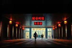 星期天的化学课影片封面：课桌上摆着试管与泛黄笔记