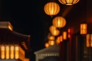 第七次落日影片封面：小镇屋顶上方接连落下的七轮夕阳